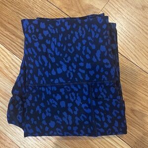 Athleta Salutation Stash Pocket Printed 7/8 Tight